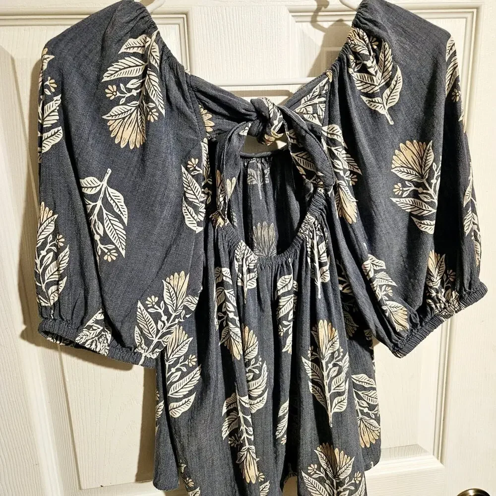 Woman's Floral Puff Sleeve Top Size M
